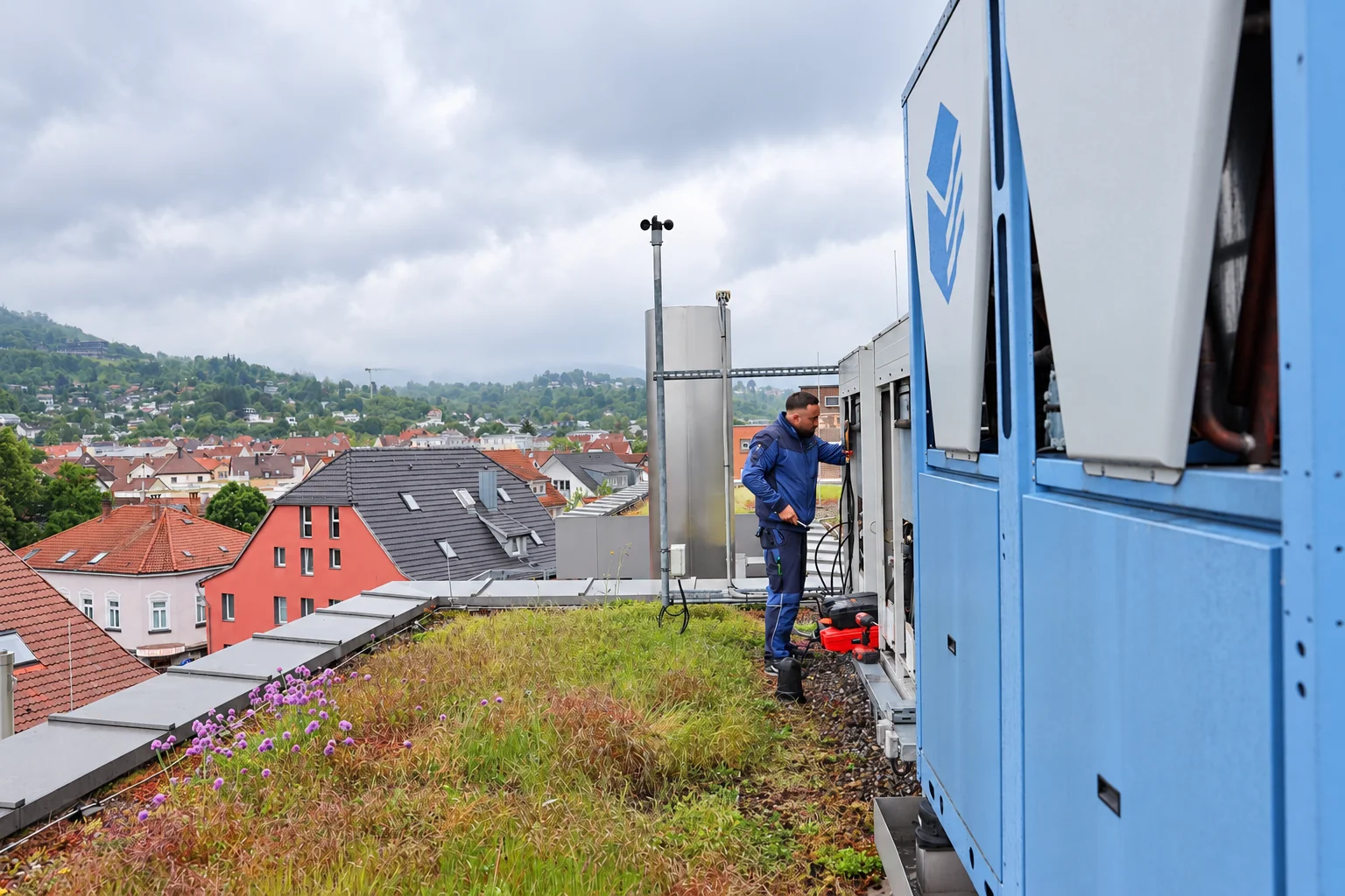 Serviceeinsatz an einer Klimaanlage auf einem Dach