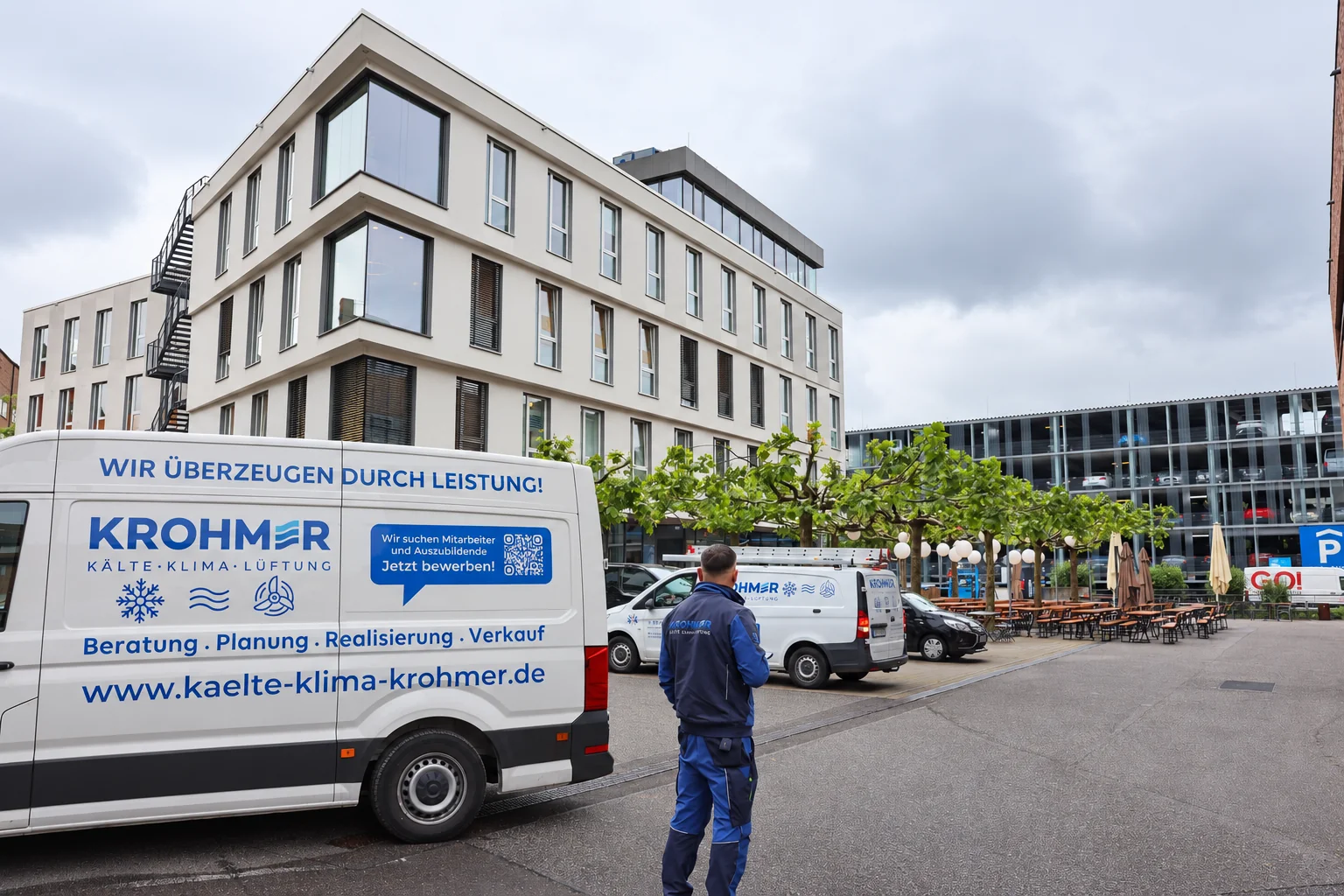 Krohmer-Servicefahrzeug vor einem Bürogebäude