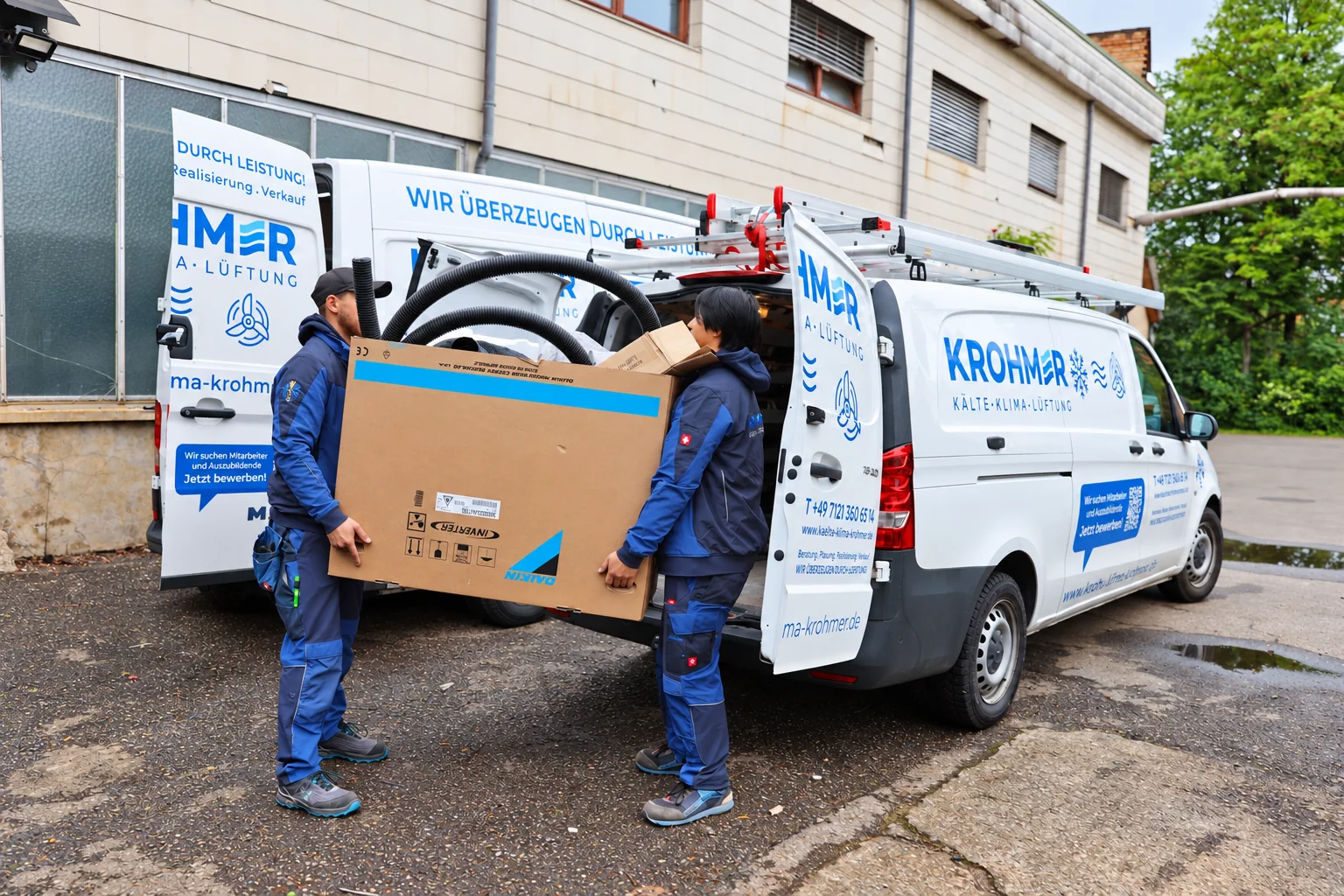 Krohmer-Mitarbeiter verladen Werkzeug am Servicefahrzeug