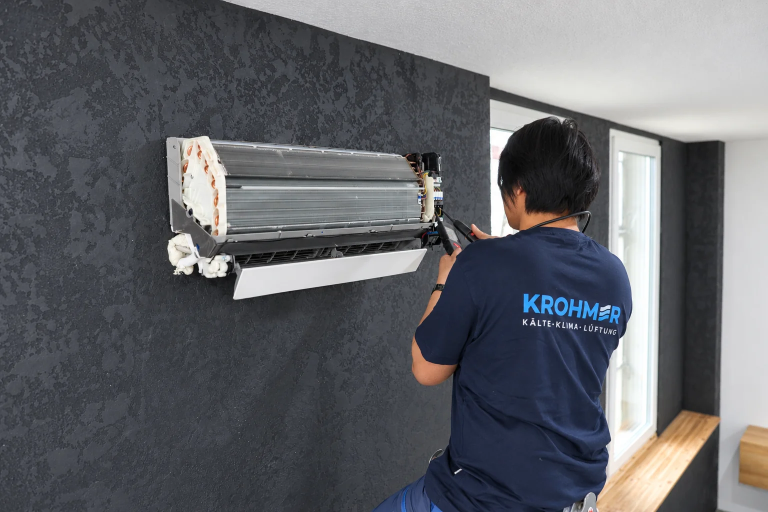 Krohmer-Techniker kontrolliert das Wandgerät