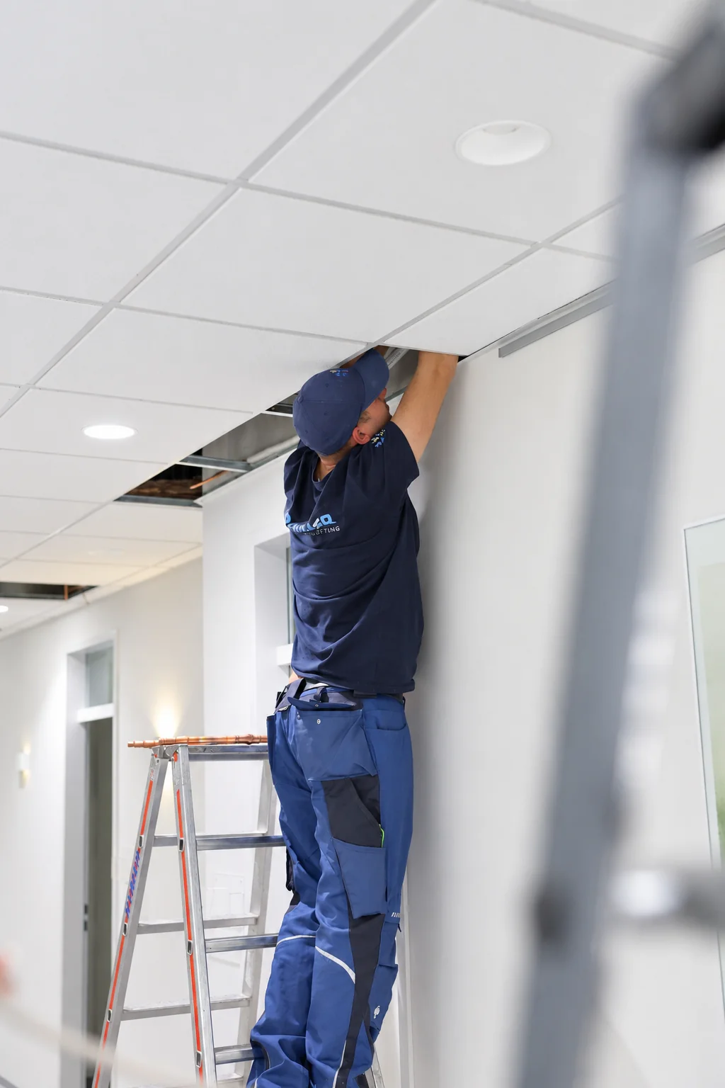 Montagearbeiten an der Decke einer Praxis