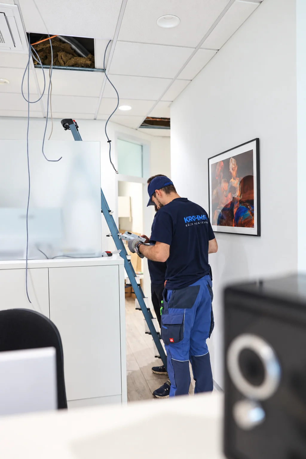 Techniker prüft die Installation am Praxisempfang