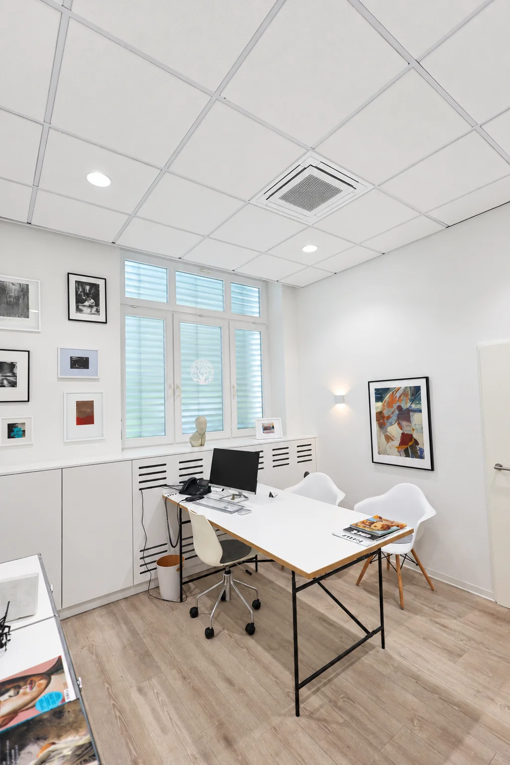 Sprechzimmer einer Arztpraxis mit Deckenklimaanlage