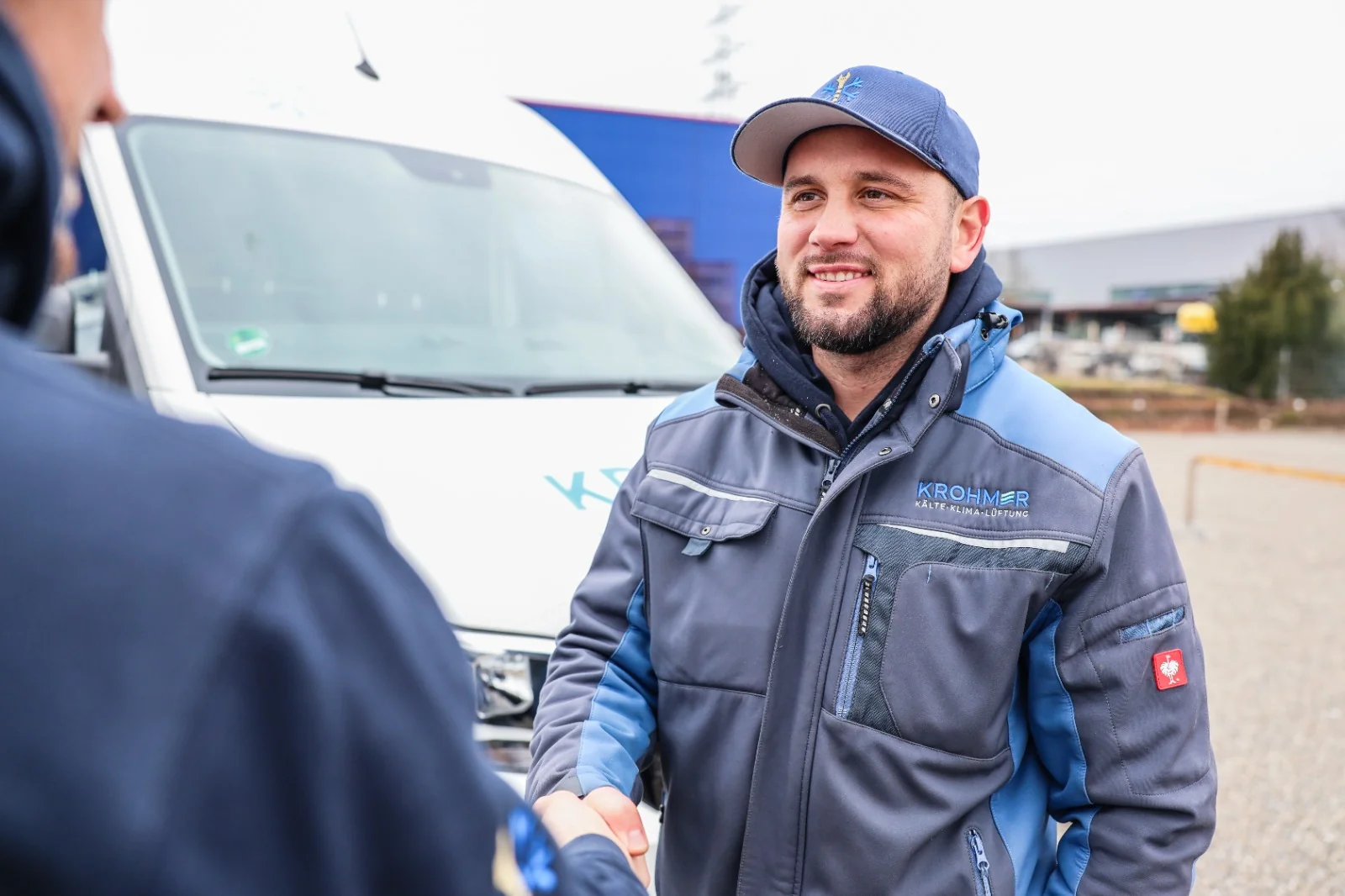 Krohmer-Mitarbeiter im persönlichen Gespräch am Servicefahrzeug