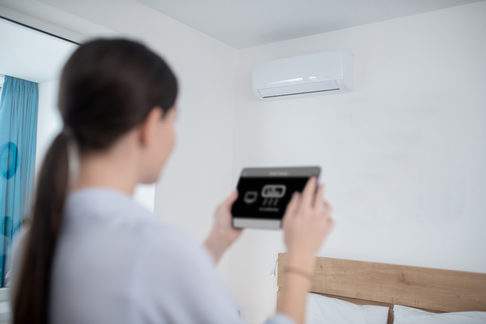 Bedienung einer Klimaanlage im Wohnraum